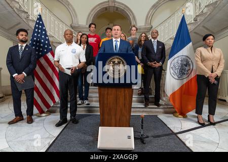 Der Kongressabgeordnete Dan Goldman spricht während einer Pressekonferenz über die sichere Lagerung von Schusswaffen im New Yorker Rathaus am 6. Juni 2024 Stockfoto