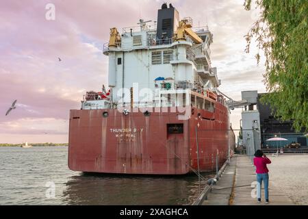 „MV Thunder Bay“, ein selbstentladender laker der Trillium-Klasse, wird im Lake Ontario neben der Zuckerverarbeitungsanlage Redpath am Ufer von Toronto gesehen. Stockfoto