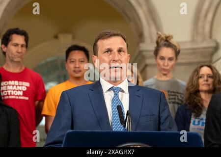 New York, New York, USA. Juni 2024. Der Kongressabgeordnete Dan Goldman spricht während einer Pressekonferenz über die sichere Lagerung von Schusswaffen im New Yorker Rathaus am 6. Juni 2024. Der Kongressabgeordnete Dan Goldman, der Kongressabgeordnete Maxwell Frost und der Bürgermeister von New York City, Adams, gaben bekannt, dass die New York City Public Schools sich verpflichtet haben, neue Bundesressourcen für die sichere Lagerung von Schusswaffen mit Schülern, Lehrern und Familien zu teilen. (Kreditbild: © Lev Radin/ZUMA Press Wire) NUR REDAKTIONELLE VERWENDUNG! Nicht für kommerzielle ZWECKE! Stockfoto