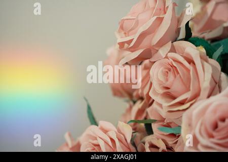 Strauß rosa Rosen auf dem Hintergrund des Regenbogens Stockfoto