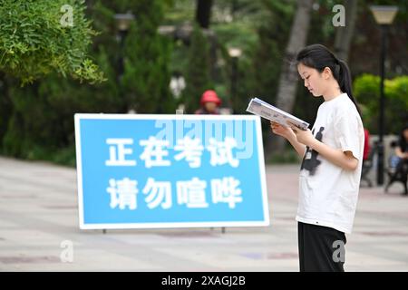 Tianjin, China. Juni 2024. Ein Examinee rezensiert vor einem nationalen College-Aufnahmeprüfungsort in Tianjin, Nordchina, 7. Juni 2024. Die nationale Aufnahmeprüfung für das chinesische College, bekannt als Gaokao, begann am Freitag. Quelle: Sun Fanyue/Xinhua/Alamy Live News Stockfoto