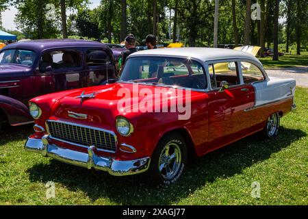 Auf den DeKalb County Fairgrounds in Auburn, Indiana, USA, wird ein klassischer, rot-weißer Chevrolet Bel Air von 1955 ausgestellt. Stockfoto