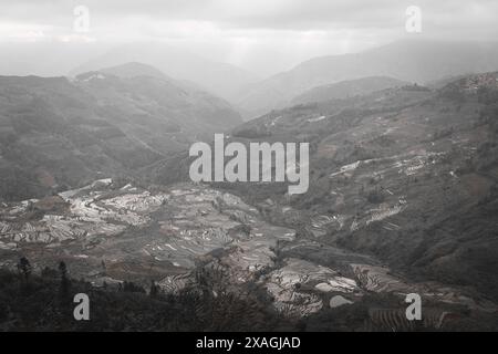 Wunderschöner Sonnenuntergang über Yuanyang Reisterrassen in Laohuzui Gegend, Yunnan, China. UNESCO-Weltkulturerbe Stockfoto