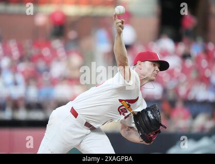 St. Louis, Usa. Juni 2024. Sonny Gray, der Startkrug der St. Louis Cardinals, liefert im fünften Inning im Busch Stadium in St. Louis am Donnerstag, den 6. Juni 2024 einen Pitch an die Colorado Rockies. Foto: Bill Greenblatt/UPI Credit: UPI/Alamy Live News Stockfoto