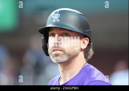 St. Louis, Usa. Juni 2024. Colorado Rockies Jake Cave wartet darauf, im fünften Inning gegen die St. Louis Cardinals im Busch Stadium in St. Louis am Donnerstag, den 6. Juni 2024, zu schlagen. Foto: Bill Greenblatt/UPI Credit: UPI/Alamy Live News Stockfoto