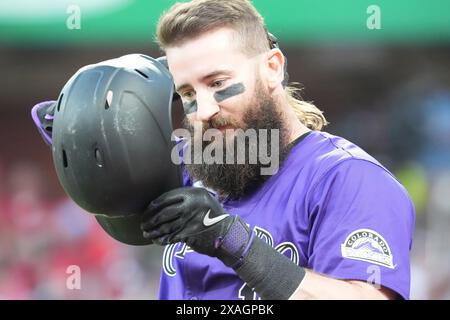 St. Louis, Usa. Juni 2024. Colorado Rockies Charlie Blackmon passt seine Haare an, bevor er am Donnerstag, den 6. Juni 2024, im Busch Stadium in St. Louis gegen die St. Louis Cardinals antritt. Foto: Bill Greenblatt/UPI Credit: UPI/Alamy Live News Stockfoto