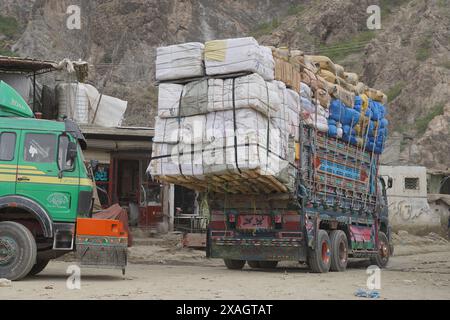 Voll beladener pakistanischer Jingle-Truck wartet darauf, im Khyber Pass nach Afghanistan zu fahren Stockfoto