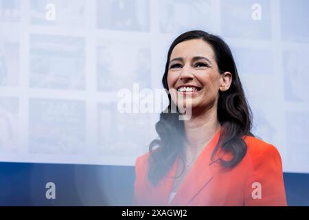 Berlin, Deutschland. Juni 2024. Pinar Atalay, Moderator, kommt zur Bertelsmann-Partei in der Bertelsmann-Repräsentanz. Quelle: Christoph Soeder/dpa/Alamy Live News Stockfoto