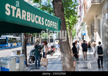 Madrid, Spanien. Mai 2024. Ein Sonnenschirm und ein Logo der amerikanischen multinationalen Kette Starbucks Coffee sind außerhalb der spanischen Niederlassung zu sehen. Quelle: SOPA Images Limited/Alamy Live News Stockfoto