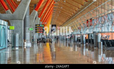 Barajas, Madrid, Spanien, 23. Mai 2024: Riesiger Innenraum des internationalen Flughafens von Madrid. Stockfoto