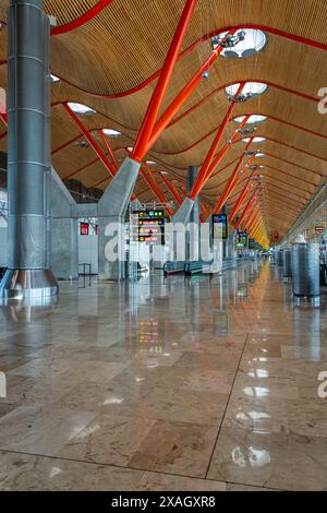 Barajas, Madrid, Spanien, 23. Mai 2024: Riesiger Innenraum des internationalen Flughafens von Madrid. Stockfoto