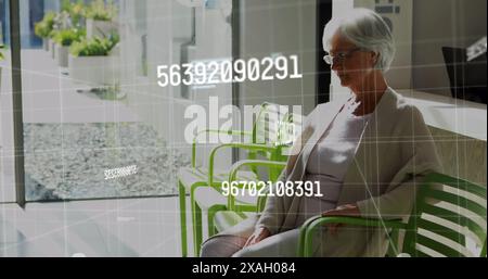 Zahlenbild und Datenverarbeitung über ältere kaukasierin im Wartezimmer des Arztes Stockfoto