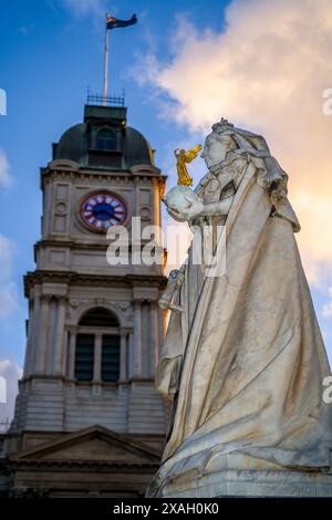 Statue der Königin Victoria mit Ballarat Rathaus und Uhrenturm im Hintergrund, Ballarat, Victoria Stockfoto