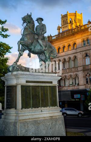 Skulptur von Sergeant James Rogers VC, der einen britischen Soldaten rettet, Ballarat Boer war Memorial, Queen Victoria Square, Ballarat Stockfoto