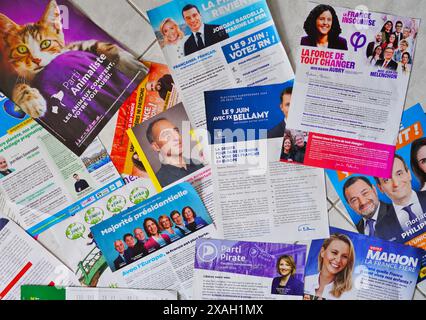 PARIS, FRANKREICH – 2. JUN 2024 – Ansicht der Wahlzettel für die Europawahlen 2024 zum Europäischen Parlament in Frankreich und anderswo Stockfoto