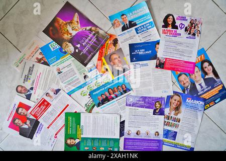 PARIS, FRANKREICH – 2. JUN 2024 – Ansicht der Wahlzettel für die Europawahlen 2024 zum Europäischen Parlament in Frankreich und anderswo Stockfoto