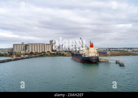 Hafen von Geelong mit Schiff an der Verladestelle, Corio Bay, Geelong, Victoria Stockfoto