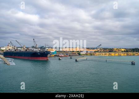 Hafen von Geelong mit Schiff an der Verladestelle, Corio Bay, Geelong, Victoria Stockfoto