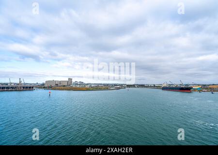 Hafen von Geelong mit Schiff an der Verladestelle, Corio Bay, Geelong, Victoria Stockfoto