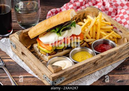 Vegetarisches Sandwich mit Mozzarella, Zucchini, Auberginen und Karotten Stockfoto