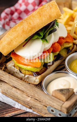 Vegetarisches Sandwich mit Mozzarella, Zucchini, Auberginen und Karotten Stockfoto