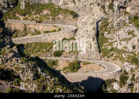 Die Serpentinenstraße Sa Calobra wurde 1932 im Tramontana-Gebirge an der Westküste Mallorcas, den Balearen, Spanien gebaut Stockfoto