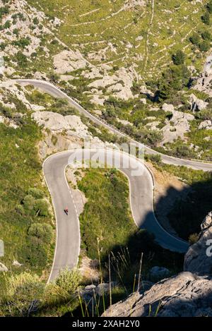 Die Schlangenstraße Sa Calobra ist bei Radfahrern wegen ihrer abenteuerlichen Kurven, Kurven und Aussicht auf die Berge sehr beliebt, an der Westküste Mallorcas, Balear Stockfoto