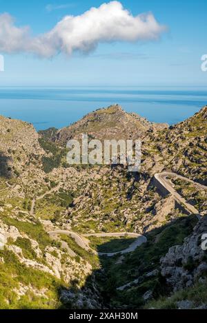 Die spektakuläre Sa Calobra Straße in den Tramontana Bergen bei Sonnenuntergang, an der Westküste Mallorcas, den Balearen, Spanien Stockfoto