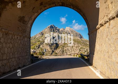 Der geknüpfte Tunnel und der Blick auf den Berggipfel an der Sa Calobra Road im Tramontana-Gebirge, Westküste Mallorcas, Balearen, Spanien Stockfoto