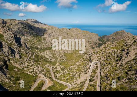 Die spektakuläre Sa Calobra Straße in den Tramontana Bergen bei Sonnenuntergang, an der Westküste Mallorcas, den Balearen, Spanien Stockfoto