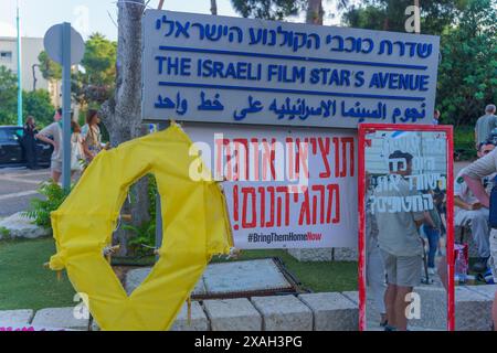 Haifa, Israel - 06. Juni 2024: Symbolische Ausstellung, Teil einer Versammlung zur Unterstützung von Geiselfamilien und Aufruf zu einem Geiselabkommen, Haifa, Israel Stockfoto