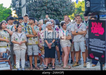 Haifa, Israel - 06. Juni 2024: Pfadfinder und andere nehmen an einer Versammlung zur Unterstützung von Geiselfamilien Teil und rufen zu einem Geiselabkommen auf, Haifa, Israel Stockfoto