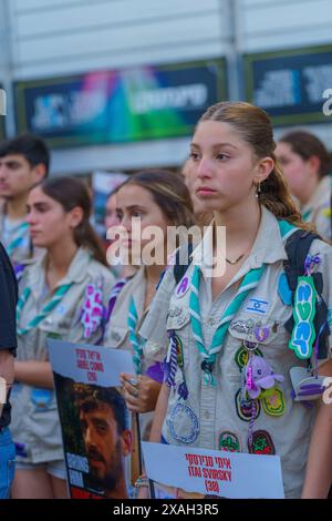 Haifa, Israel - 06. Juni 2024: Pfadfinder und andere nehmen an einer Versammlung zur Unterstützung von Geiselfamilien Teil und rufen zu einem Geiselabkommen auf, Haifa, Israel Stockfoto