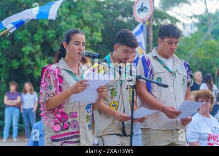 Haifa, Israel - 06. Juni 2024: Die Pfadfinderinnen sprechen in einer Versammlung zur Unterstützung von Geiselfamilien vor der Menge und rufen zu einem Geiselabkommen auf, Haifa, IS Stockfoto