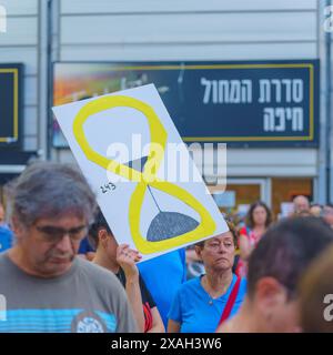 Haifa, Israel - 06. Juni 2024: Menschenmenge mit verschiedenen Zeichen und Fahnen in einer Versammlung zur Unterstützung von Geiselfamilien und Aufruf zur Geiselnahme-dea Stockfoto