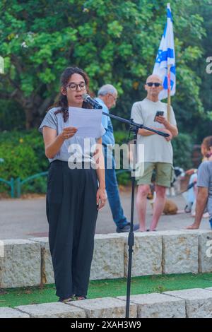 Haifa, Israel - 06. Juni 2024: Familienfreund Keith Siegel spricht in einer Versammlung zur Unterstützung von Geiselfamilien und ruft dazu auf Stockfoto