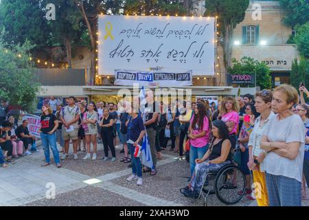 Haifa, Israel - 06. Juni 2024: Menschenmenge mit verschiedenen Zeichen und Fahnen in einer Versammlung zur Unterstützung von Geiselfamilien und Aufruf zur Geiselnahme-dea Stockfoto