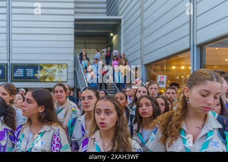 Haifa, Israel - 06. Juni 2024: Pfadfinder und andere nehmen an einer Versammlung zur Unterstützung von Geiselfamilien Teil und rufen zu einem Geiselabkommen auf, Haifa, Israel Stockfoto