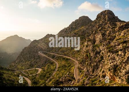 Die spektakuläre Sa Calobra Straße in den Tramontana Bergen bei Sonnenuntergang, an der Westküste Mallorcas, den Balearen, Spanien Stockfoto