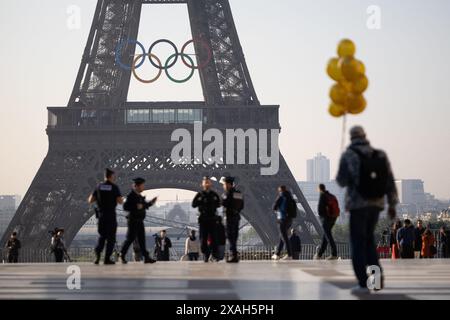 Paris, Frankreich. Juni 2024. Polizeikräfte vor dem Eiffelturm Freitag, 7. Juni 2024 in Paris. Die Olympischen Spiele in Paris montierten die Ringe am Freitag auf dem Eiffelturm, während die französische Hauptstadt 50 Tage bis zum Beginn der Sommerspiele feiert. Die 95 Meter lange und 43 Meter hohe Struktur aus fünf Ringen, die vollständig aus recyceltem französischem Stahl bestehen, wird auf der Südseite des 135 Jahre alten historischen Wahrzeichens im Zentrum von Paris mit Blick auf die seine ausgestellt. Foto: Raphael Lafargue/ABACAPRESS. COM Credit: Abaca Press/Alamy Live News Stockfoto