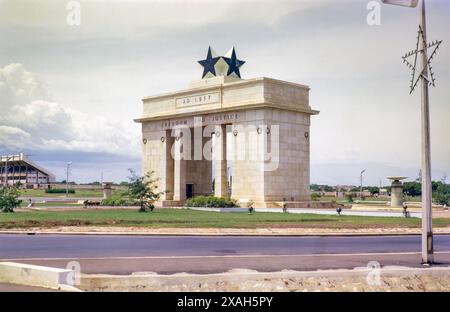 Unabhängigkeitsdenkmal aus dem Jahr 1957, Black Star Gate, Accra, Ghana, Westafrica 1963 Stockfoto