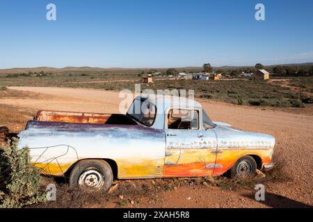 Altes verlassenes Auto mit einer Wüstenszene, die an der Seite in Silverton New South Wales gemalt wurde. Stockfoto