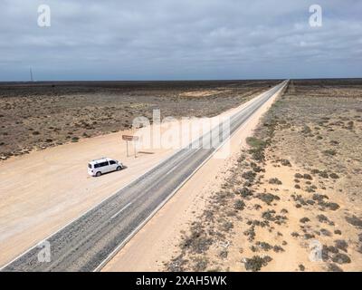 Ein Van parkte am Highway am östlichen Rand der Nullarbor Plain, South Australia. Stockfoto