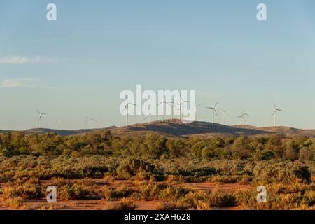 Moderne Windmühlen auf einem Hügel in der Nähe von Silverton, New South Wales. Stockfoto