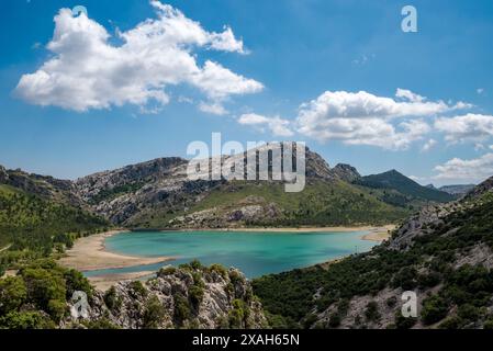 Cúber ist ein farbenfrohes Wasserreservoir an den Hängen von Puig Major und Morro de Cúber, Mallorca, Balearen, Spanien Stockfoto