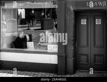 Entspannen Sie sich in einem lokalen Pub von historischem Interesse, 'Board & Elbow', Penrith, Westmorland & Furness, Cumbria, UK Stockfoto