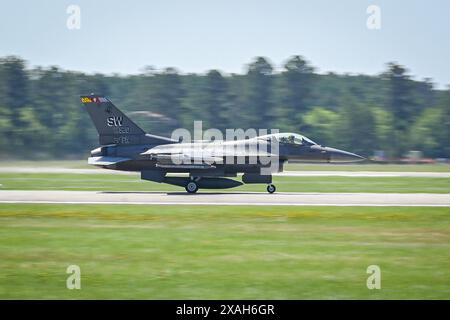 Ein F-16C-Kampffalke der US Air Force, der von Colonel Kristoffer Smith, dem Kommandanten des 20th Fighter Wing, gesteuert wurde, startet während der Fahrt von der Start- und Landebahn Stockfoto