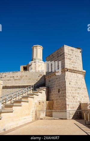 Fort St. Angelo, Symbol der Widerstandsfähigkeit Maltas, majestätische Steinmauern, stiller Zeuge der reichen Geschichte. Hafen in Birgu. Blick vom Fort Saint Angelo. Cultu Stockfoto