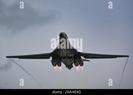 Ein B-1B-Lancer der US Air Force, der der 37th Expeditionary Bomb Squadron von der Ellsworth Air Force Base in South Dakota zugeteilt wurde, startet von Andersen Air Stockfoto