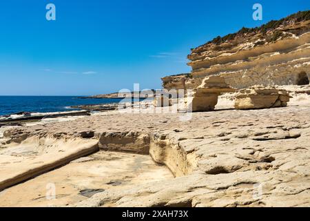 Wunderschöner Blick auf die Halbinsel Delimara, mit Felsen und türkisfarbenem Meer, in der Nähe von St. Peter's Pool, Insel Malta natürliche Landschaft. Stockfoto